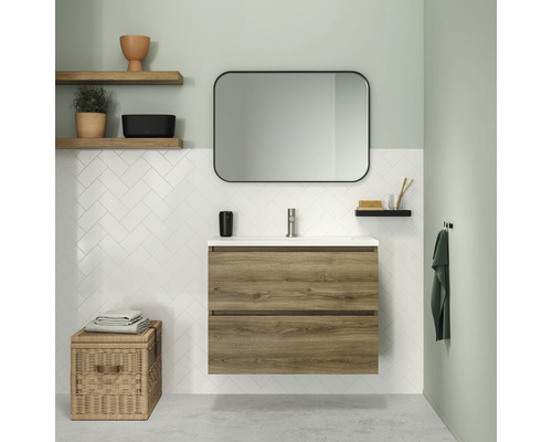 Badezimmer mit Waschtischunterschrank, Spiegel und Accessoires