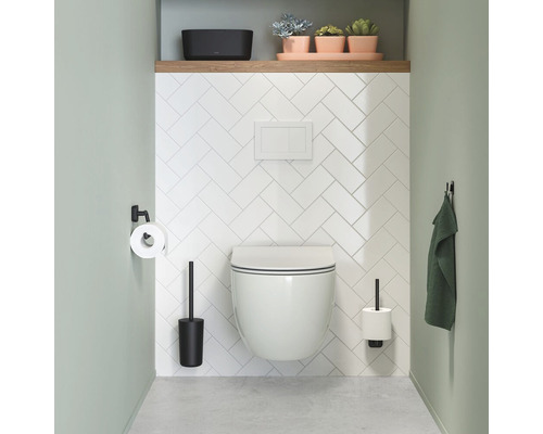 Modernes Badezimmer mit wandhängendem WC, Toilettenbürste, Papierhalter und Handtuchhalter