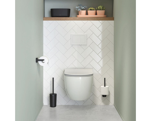 Modernes Badezimmer mit Wand-WC, Toilettenbürste, Toilettenpapierhalter und Regalen