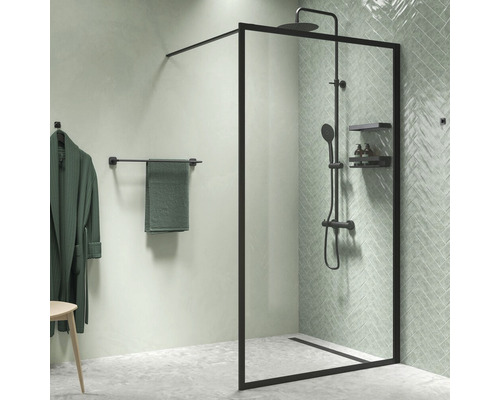 Badezimmer mit Glasduschwand, Duscharmatur, Handtuch und Bademantel