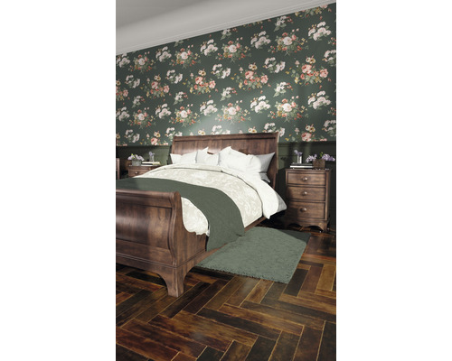 Schlafzimmer mit Doppelbett, Nachttischen und floraler Tapete