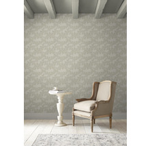 Heller Raum mit floral gemusterter Tapete, Sessel und kleinem Tisch