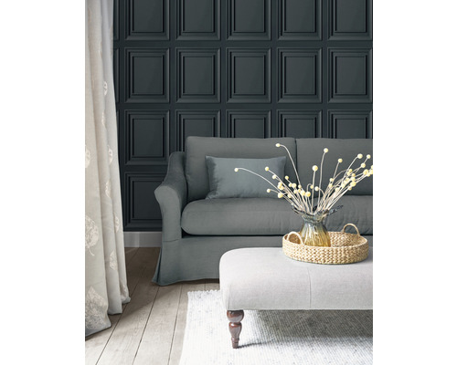 Wohnzimmer mit Paneel Tapete, Sofa und Hocker