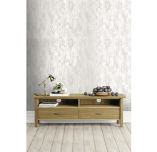 Wohnzimmer mit Kommode aus Holz, Tischlampe und Tapete mit Struktur