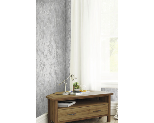 Szene mit grauer Tapete in Betonoptik und Holzkonsole mit Lampe