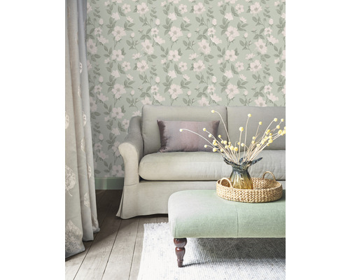 Wohnzimmer mit floraler Tapete, Sofa und Hocker