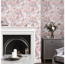 Wohnzimmer mit Kamin und floral gemusterter Tapete mit Vogelmotiven