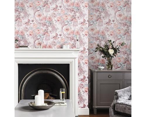 Wohnzimmer mit Kamin und floral gemusterter Tapete mit Vogelmotiven