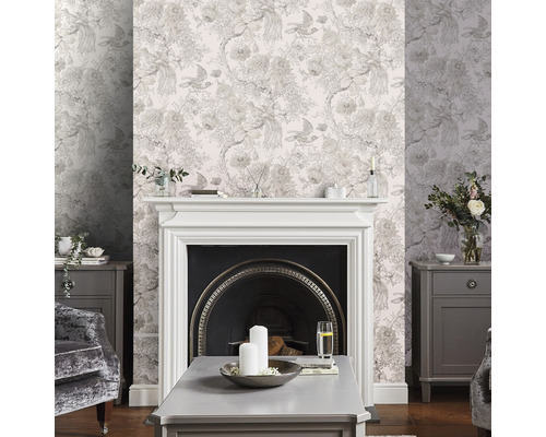 Dekoratives Wohnzimmer mit floraler Tapete, Kamin und Möbeln