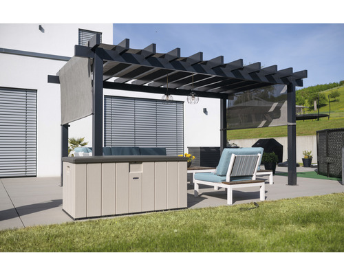 Terrasse mit Pergola, Lounge Möbeln und Aufbewahrungsbox im Garten
