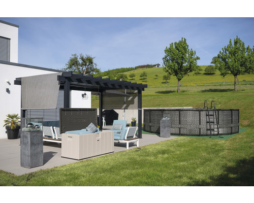Außenbereich mit Pergola, Lounge-Möbeln und rundem Pool mit Leiter