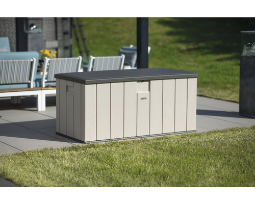 Gartenbox aus Kunststoff mit Deckel auf einer Terrasse