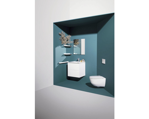 Badezimmer mit Waschbeckenunterschrank, Spiegel, Wandtoilette und Regalen