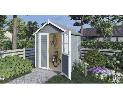 Gartenszene mit Holzgartenhaus mit geöffneten Doppeltüren, Fahrrad, Gartengeräten und Kiesweg