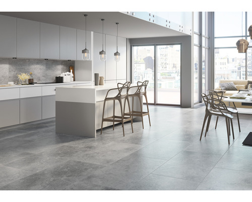 Heller Wohnraum mit grauen Bodenfliesen, Kücheninsel und Sitzgelegenheiten