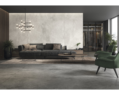 Modernes Wohnzimmer mit Sofa, Sesseln, Teppich und Beleuchtung