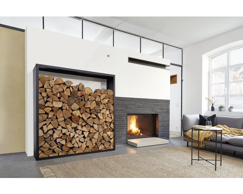 Wohnzimmer mit Kamin, Holzregal und Sitzbereich.