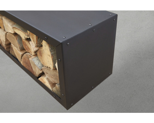 Holzlager aus Metall gefüllt mit Brennholz.