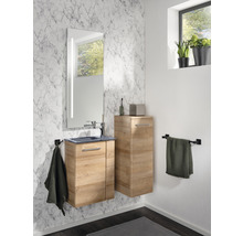 Badezimmer mit Waschtisch, Spiegelschrank und Hochschrank in Holzoptik vor einer Marmorwand