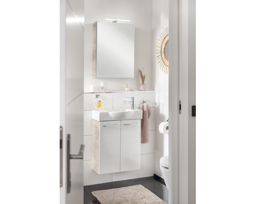 Modernes Badezimmer mit Waschbeckenunterschrank, Spiegelschrank und Toilette.