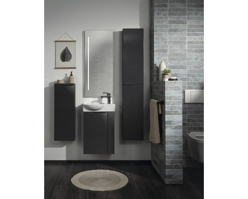 Badezimmer mit Waschtisch, Spiegelschrank, Hochschrank und Dekoration in hellem Design