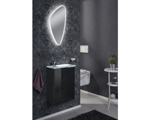 Badezimmer mit Waschbeckenunterschrank, Spiegel und Toilette