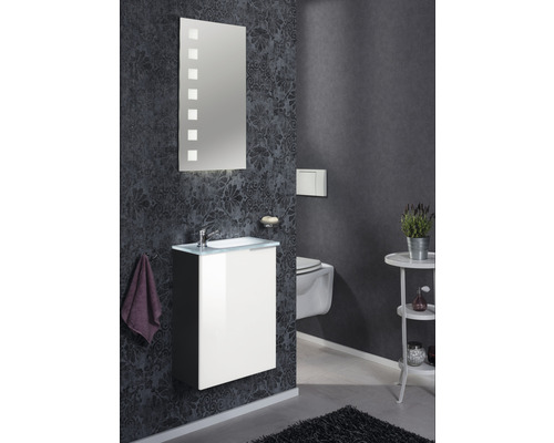 Badezimmer mit Waschbeckenunterschrank, Spiegel mit Beleuchtung und Toilette