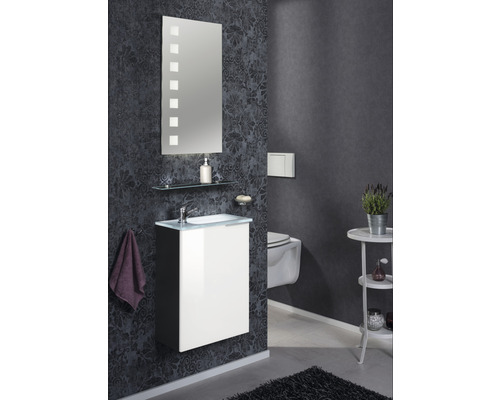 Badezimmer mit Waschtisch, Spiegel und Toilette in dunklem Design