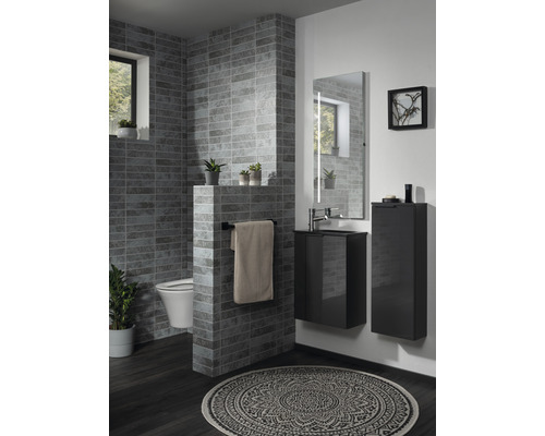 Modernes Badezimmer mit grauen Fliesen, Waschbeckenunterschrank und Spiegel