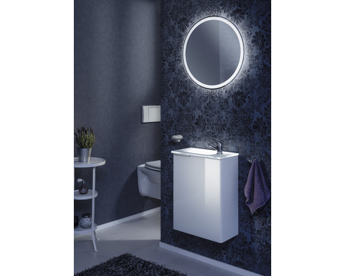 Modernes Badezimmer mit beleuchtetem Spiegel, Waschtisch und hängendem WC