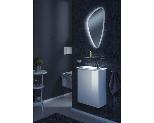 Modernes Badezimmer mit Waschtisch, Spiegel mit Beleuchtung und Toilette