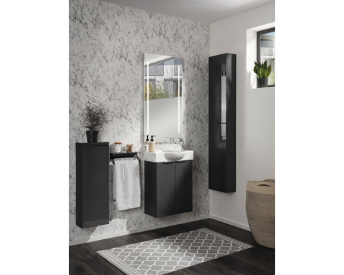 Badezimmer mit Waschtisch, Spiegel, Hochschrank und gemustertem Teppich für eine helle und organisierte Atmosphäre.