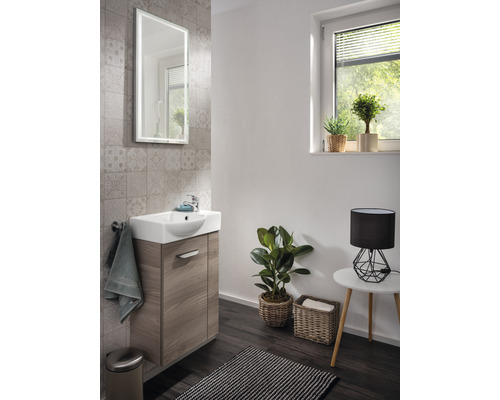 Modernes Badezimmer mit Waschtisch, Spiegel und Dekoration