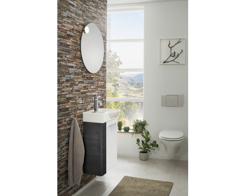 Modernes Badezimmer mit Waschtisch, Spiegel, Toilette und Dekoration