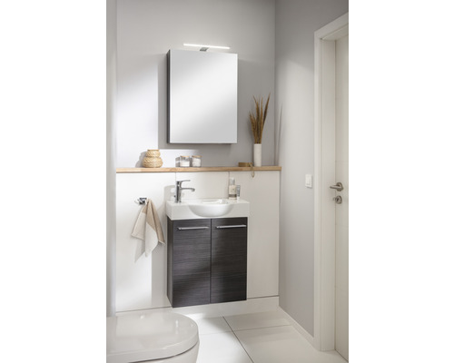 Modernes Badezimmer mit Waschtisch, Spiegelschrank und Dekoration