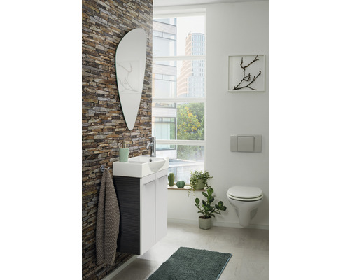 Modernes Badezimmer mit Waschtisch, Spiegel, Wand-WC und dekorativen Elementen.