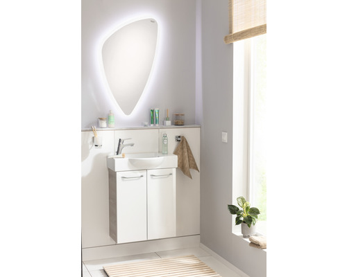 Helles Badezimmer mit Waschbeckenunterschrank, Spiegel mit Beleuchtung und Fenster