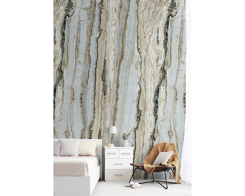 Schlafzimmer mit Marmor-Fototapete, Bett, Nachttisch und Sessel