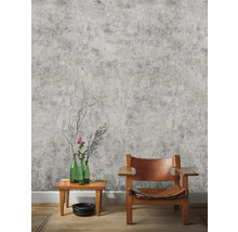 Zimmer mit grauer Betonoptik Tapete, Holztisch, Glasvasen und Holzstuhl