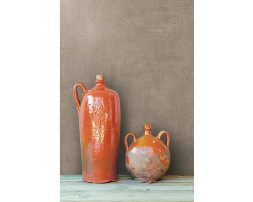 Zwei Tonkrüge mit Henkel auf einem Tisch