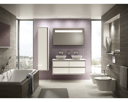 Modernes Badezimmer mit Badewanne, Waschtisch, Spiegel, Toilette und Bidet