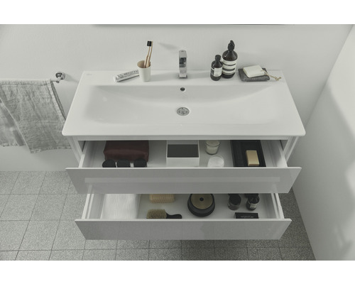 Waschtisch mit zwei offenen Schubladen und Badutensilien