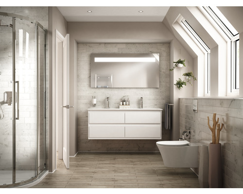 Helles Badezimmer mit Dusche, Waschtisch, Spiegel und Toilette unter Dachfenstern