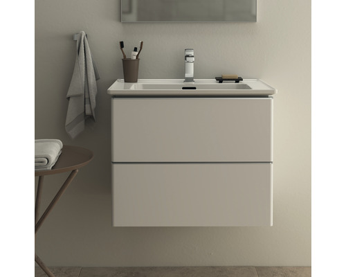 Badezimmer mit Waschbeckenunterschrank, Armatur und Spiegel