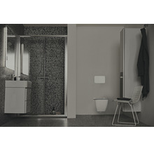 Badezimmer mit Duschkabine, Waschtisch, Toilette und Stuhl
