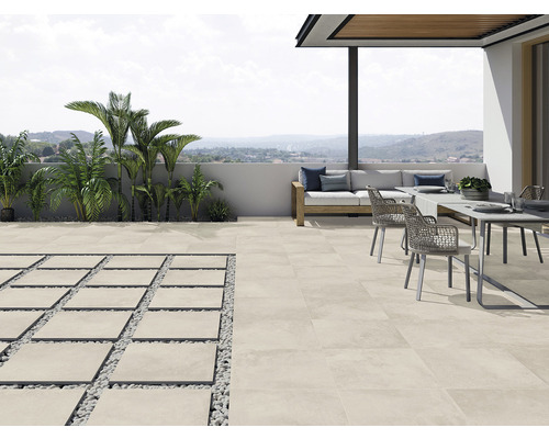 Terrasse mit Fliesen, Sitzgelegenheiten und Pflanzen