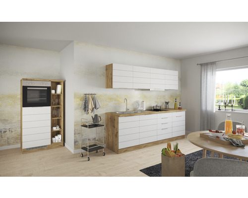 Helle Küche mit Küchenschränken und Elektrogeräten