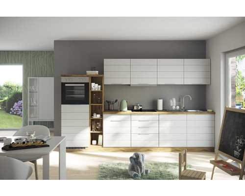 Helle Küche mit weißen Schränken, Holzoberflächen und einem Elektroherd