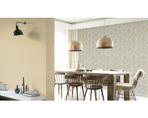 Esszimmer mit Esstisch, Stühlen, Tapete und Lampen.