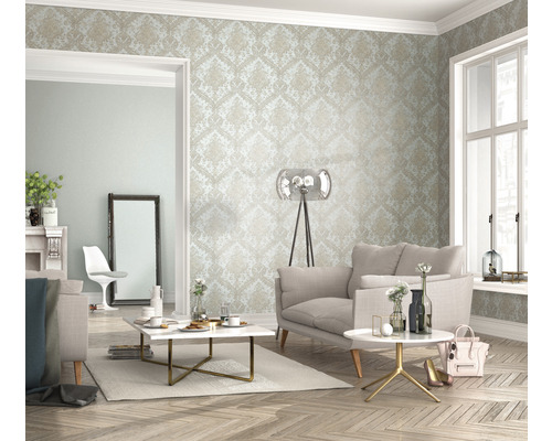 Wohnzimmer mit gemusterter Tapete, Sofa, Couchtisch und Stehlampe